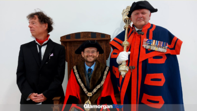 Local musician Cllr Taif Ball; Cllr Ian Johnson (in the 1920 Eisteddfod chair); and macebearer John Voss.