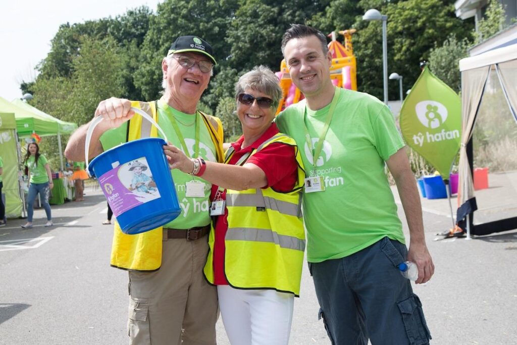 Volunteers collecting for Tŷ Hafan.