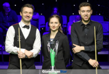 (Left to right): Michael Holt, referee Proletina Velichkova and Alfie Davies. Photo by WPBSA.