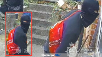 The suspect with his distinctiveLiverpool FC bag.