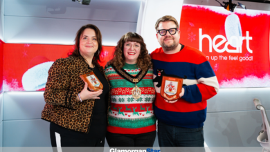 Cllr Catherine Iannucci-Williams presenting civic gifts to Ruth Jones and James Corden.