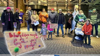 Campaigners calling for a new Welsh medium secondary school in Cardiff gathered again outside County Hall. Photo: Guto Vaughan.