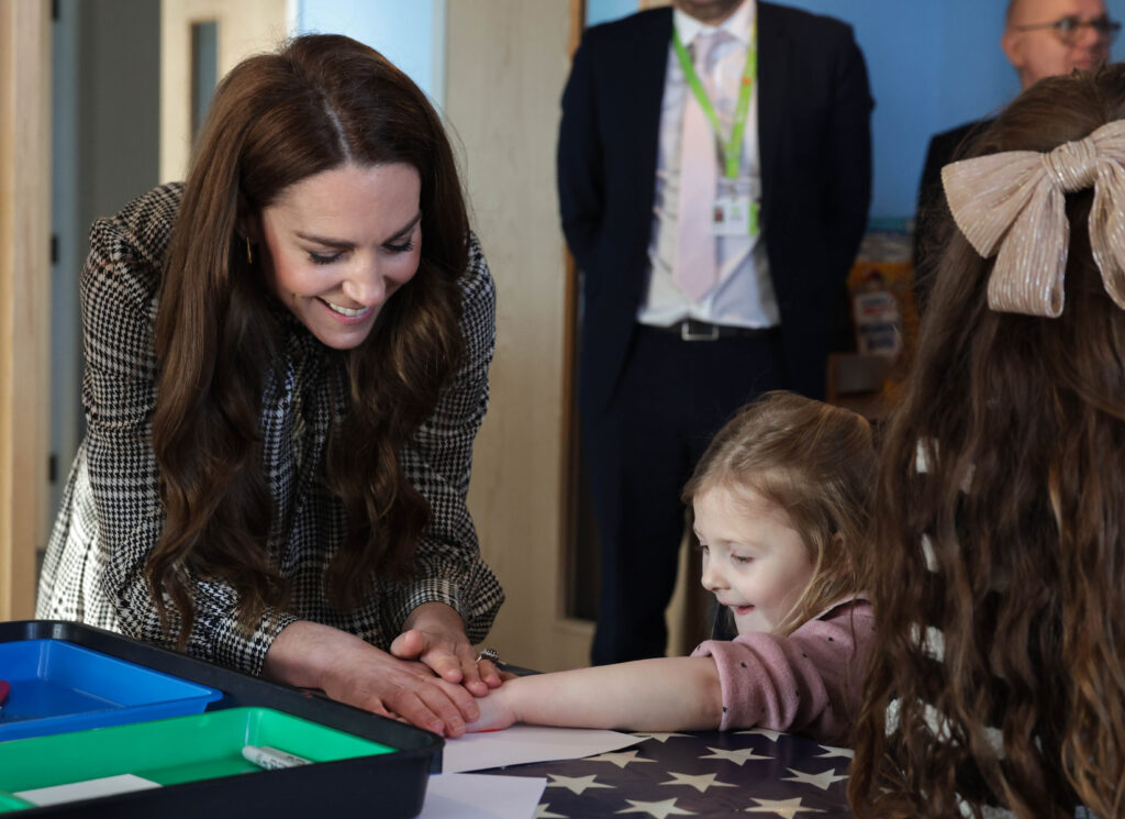 The Princess painted the hand of a little girl named Maggie.Photo: Andrew Parsons / Kensington Palace.