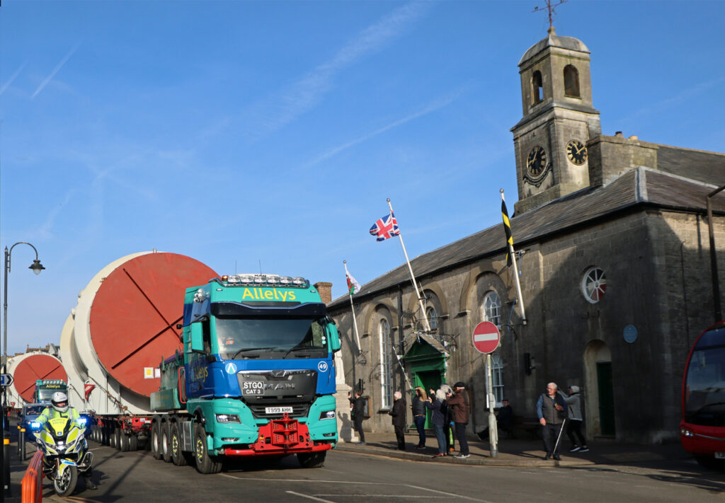 The loads pass the town hall. Photo by Glyn Evans (ffotowales@gmail.com).
