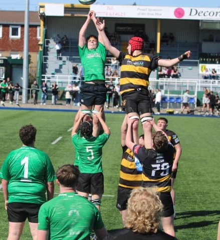 George Thomas wins lineout ball. Photo: Judith Dutton.