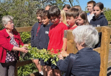 Vale MS Jane Hutt cuts the ivy rope.