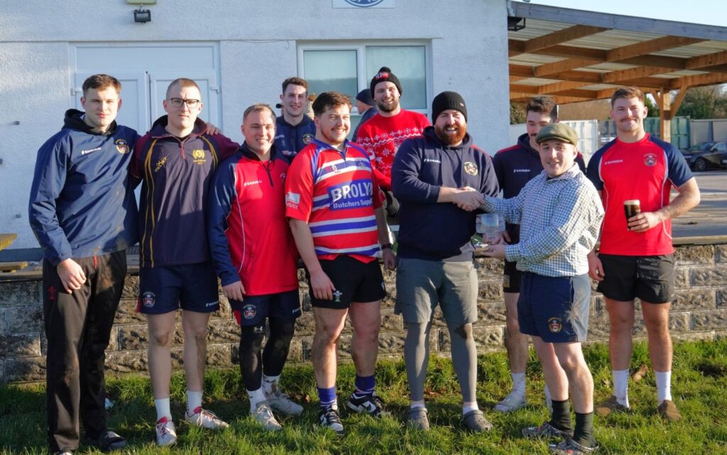 Mal Summers’ grandson Tom Daniel presenting the trophy to Rudoph’s Rejects.