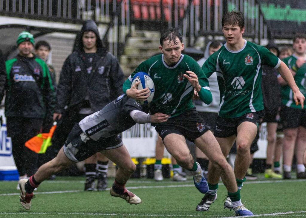 Right wing Charlie Hutton cuts inside an opponent. Photo by Isha Patel.