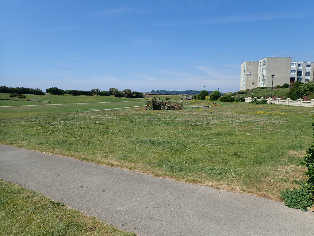 The site of former Knap Lido that opened in 1926 and closed in 1997. Photo by Eirian Evans, Geograph.